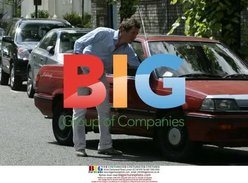 Hugh Grant in strop with photographer