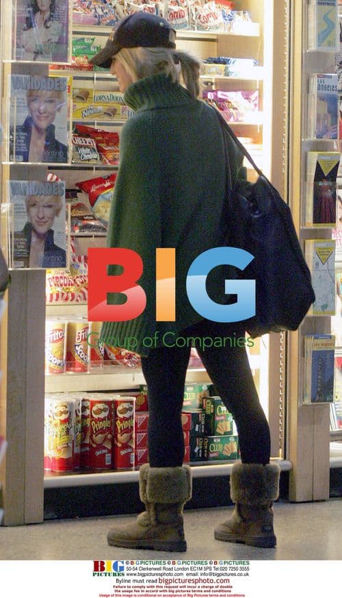 Jessica Simpson picks up magazines at airport