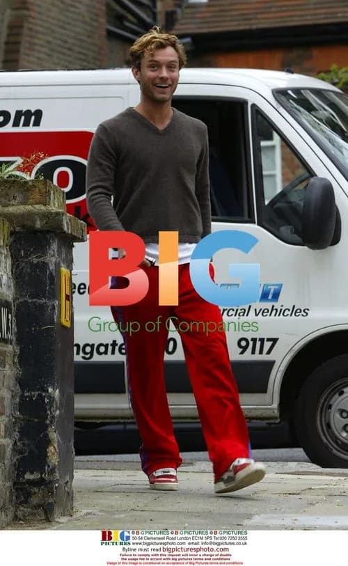 Jude Law drops off child at ex-wife's