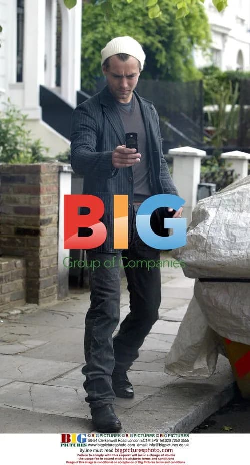 Jude Law photographs paparazzi in London