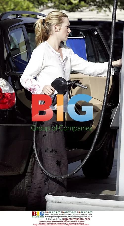 Kate Winslet Struggling with Car Breakdown