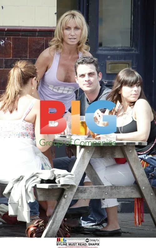 Meg Matthews & friends enjoy pub outing