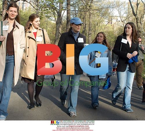 Meryl Streep Leads Oxygen Network Mentors Walk