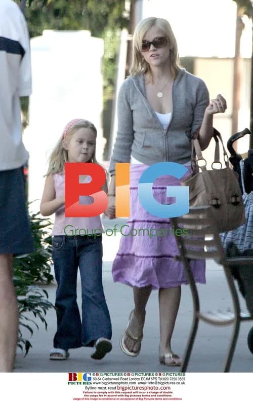 Reese Witherspoon exercises, gets stopped by fan