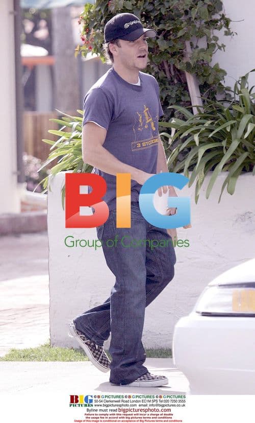 Stephen Dorff getting take-out in Malibu