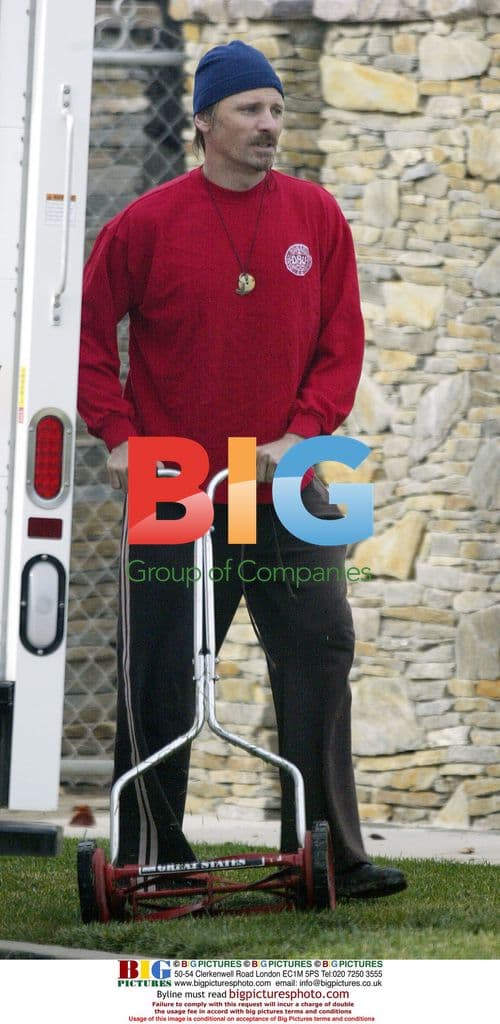 Viggo Mortensen Mows His Lawn in Venice